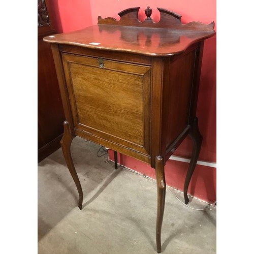 153 - An Edward VII walnut side cabinet