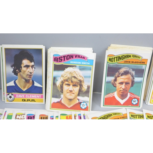 2034 - A large collection of Topps Chewing Gum football collectors cards, approximately 800