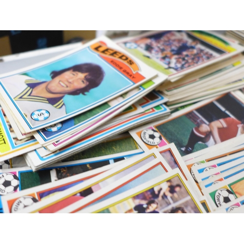 2034 - A large collection of Topps Chewing Gum football collectors cards, approximately 800