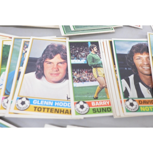 2034 - A large collection of Topps Chewing Gum football collectors cards, approximately 800