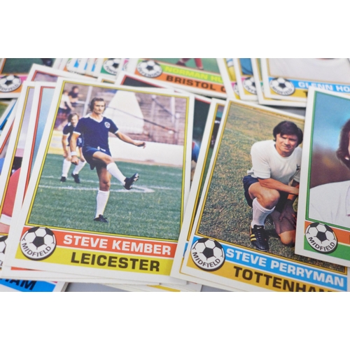 2034 - A large collection of Topps Chewing Gum football collectors cards, approximately 800