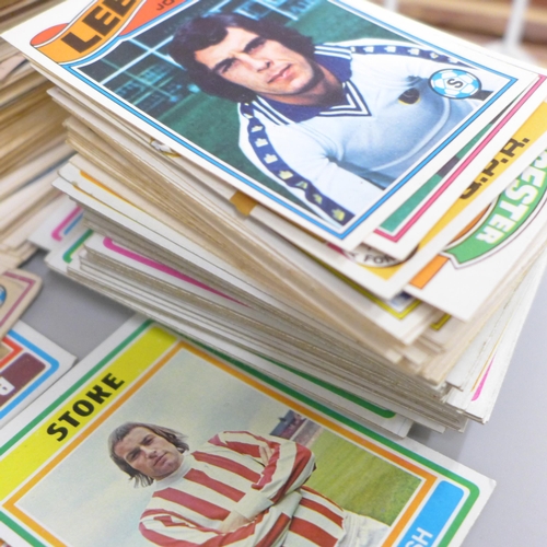 2034 - A large collection of Topps Chewing Gum football collectors cards, approximately 800