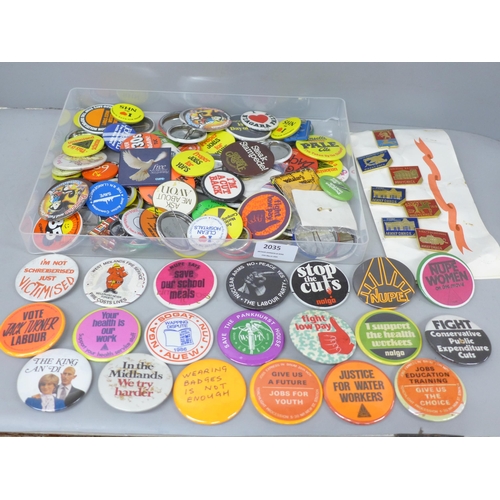 2035 - A large collection of political, campaign and march badges, trade unions, etc.