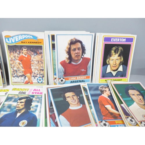 2048 - A large collection of Topps Chewing Gum football collectors cards, approximately 600