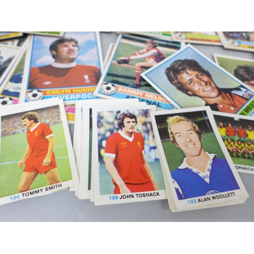 2048 - A large collection of Topps Chewing Gum football collectors cards, approximately 600