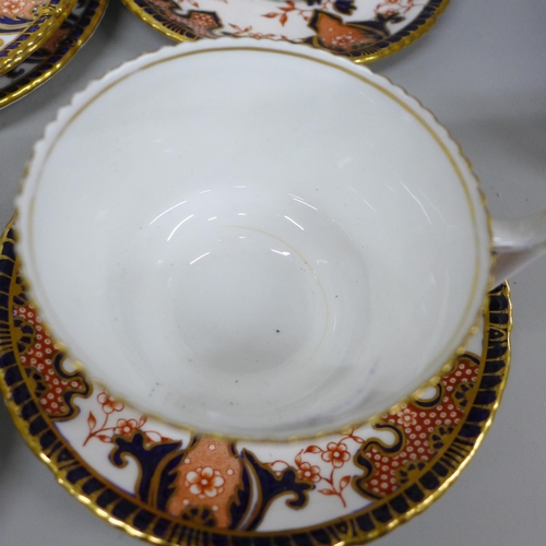 2070 - Royal Crown Derby tea ware, 5 cups, 7 saucers, 8 side plates and two larger plates, (2 cups cracked,... 