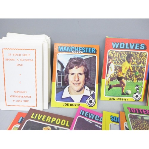 2101 - A large collection of football collectors cards, mainly Topps