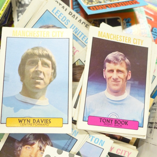 2101 - A large collection of football collectors cards, mainly Topps