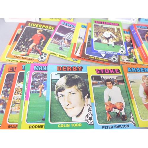 2101 - A large collection of football collectors cards, mainly Topps