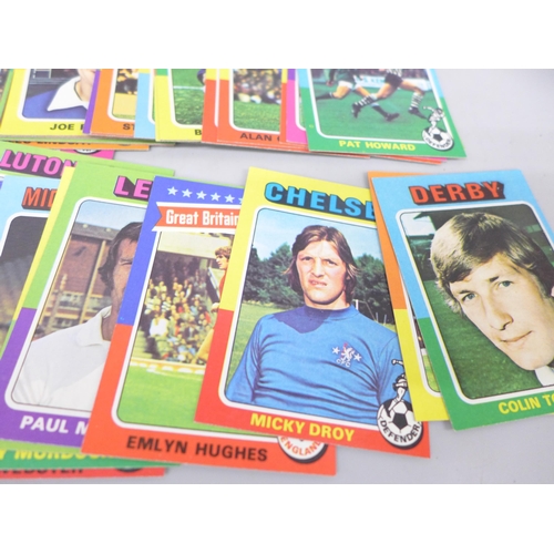 2101 - A large collection of football collectors cards, mainly Topps