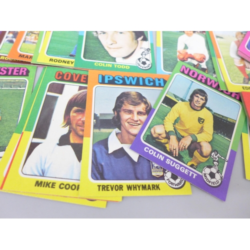 2101 - A large collection of football collectors cards, mainly Topps