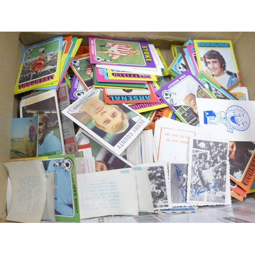 2101 - A large collection of football collectors cards, mainly Topps