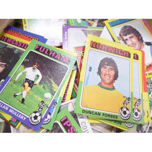 2101 - A large collection of football collectors cards, mainly Topps