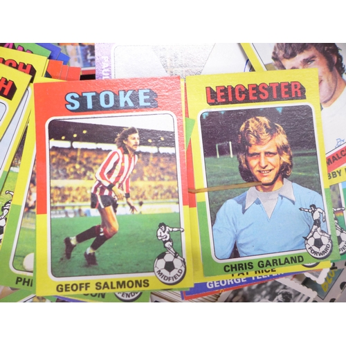 2101 - A large collection of football collectors cards, mainly Topps