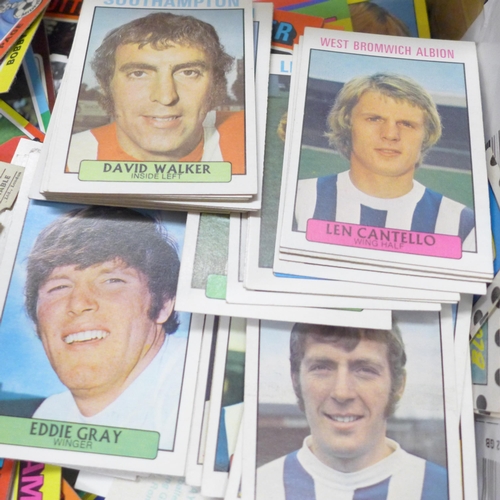 2101 - A large collection of football collectors cards, mainly Topps