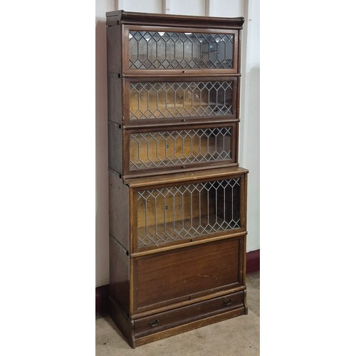 118 - An early 20th Century Globe Wernicke oak five tier sectional stacking bookcase