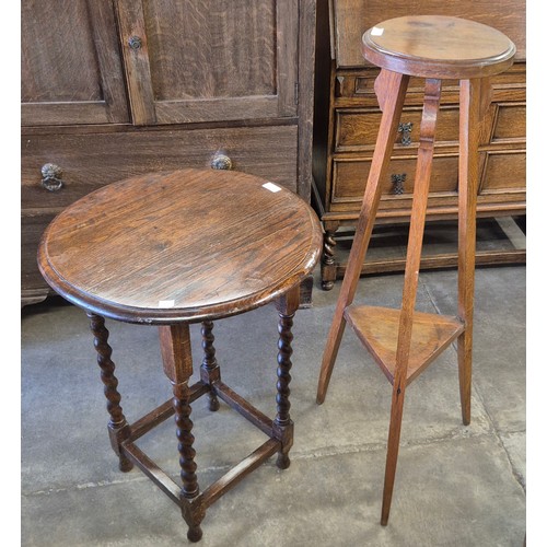 254 - An early 20th Century oak barleytwist circular occasional table and a jardiniere stand