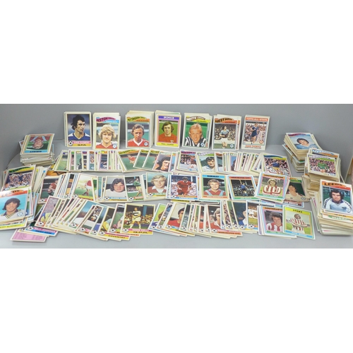 2034 - A large collection of Topps Chewing Gum football collectors cards, approximately 800