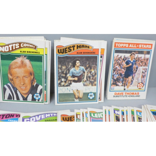 2034 - A large collection of Topps Chewing Gum football collectors cards, approximately 800