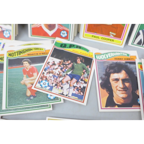 2034 - A large collection of Topps Chewing Gum football collectors cards, approximately 800