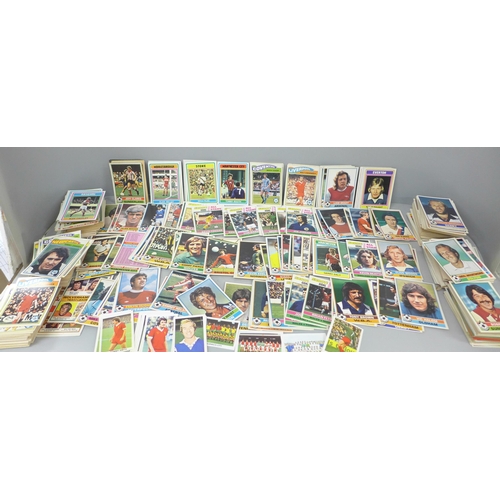 2048 - A large collection of Topps Chewing Gum football collectors cards, approximately 600