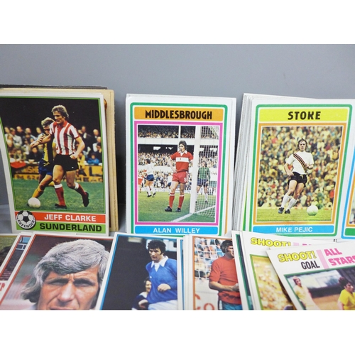 2048 - A large collection of Topps Chewing Gum football collectors cards, approximately 600