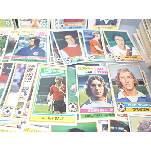 2048 - A large collection of Topps Chewing Gum football collectors cards, approximately 600