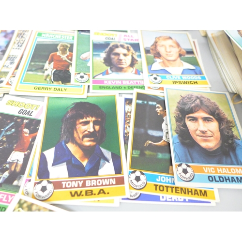 2048 - A large collection of Topps Chewing Gum football collectors cards, approximately 600