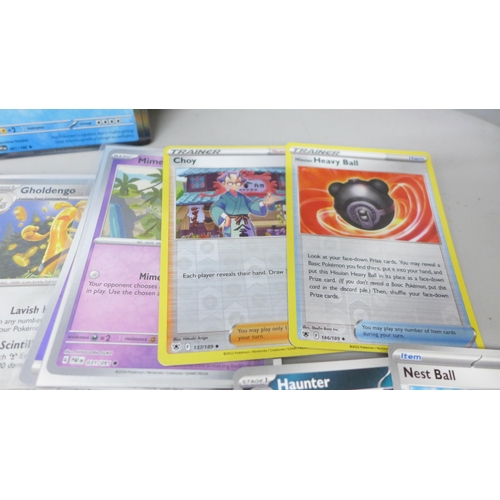 2050 - A large collection of Pokemon cards including holographic and vintage