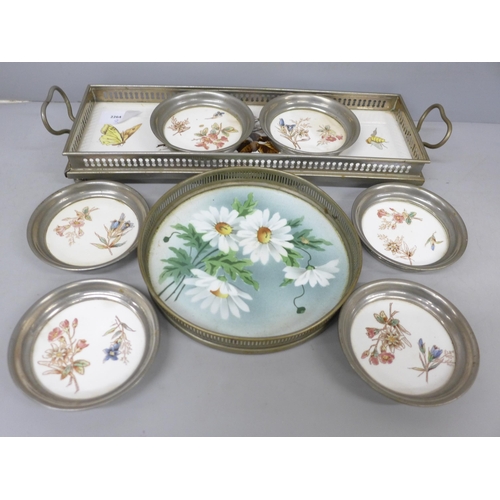 2066 - A collection of ceramic wine coasters and a tray, with floral detail and metal surrounds