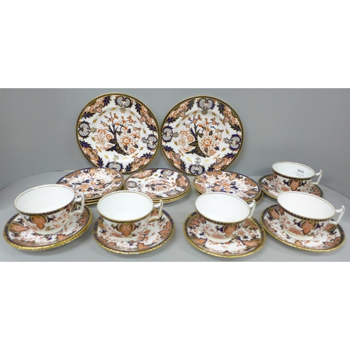 2070 - Royal Crown Derby tea ware, 5 cups, 7 saucers, 8 side plates and two larger plates, (2 cups cracked,... 