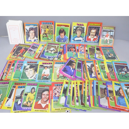 2101 - A large collection of football collectors cards, mainly Topps