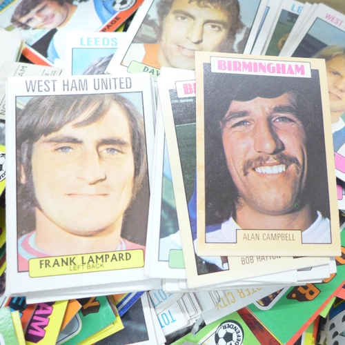 2101 - A large collection of football collectors cards, mainly Topps