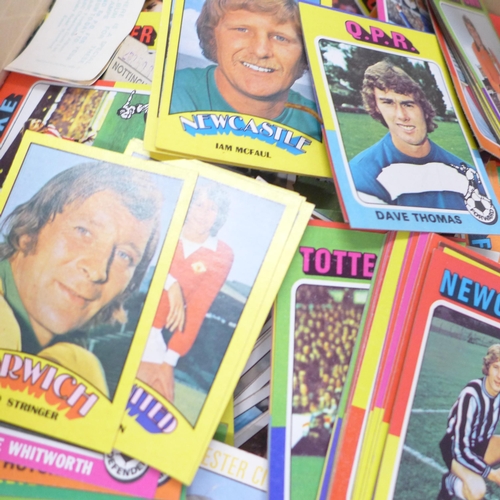 2101 - A large collection of football collectors cards, mainly Topps