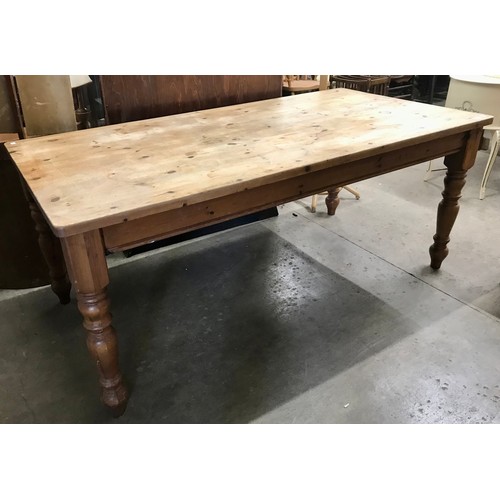 286 - A Victorian style pine farmhouse kitchen table