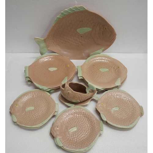 2247 - An Art Deco circa 1930s Shorter & Sons fish serving set in pink colourway. Comprising of ten plates,... 