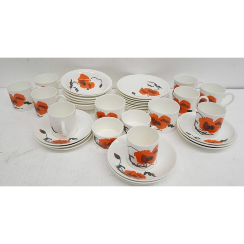 2253 - A Wedgwood Susie Cooper Design collection dinner and tea service in Corn Poppy pattern. To include d... 