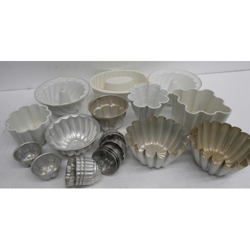 2341 - A collection of ceramic and tin jelly and blancmange moulds including Shelley **PLEASE NOTE THIS LOT... 