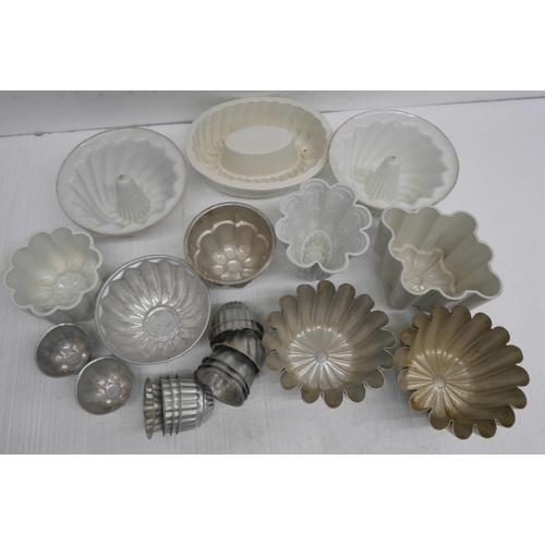 2341 - A collection of ceramic and tin jelly and blancmange moulds including Shelley **PLEASE NOTE THIS LOT... 