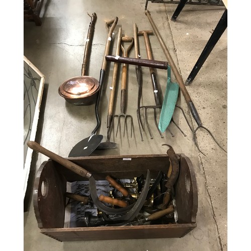 336 - A collection of vintage tools