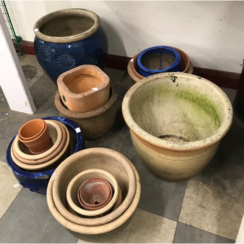 343A - Assorted terracotta plant pots and planters