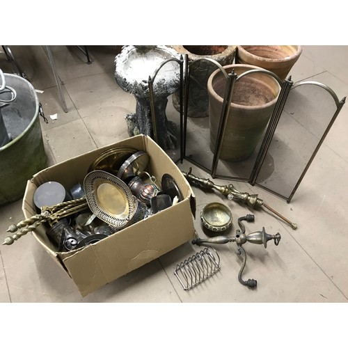 354 - A collection of assorted brass and other metalware