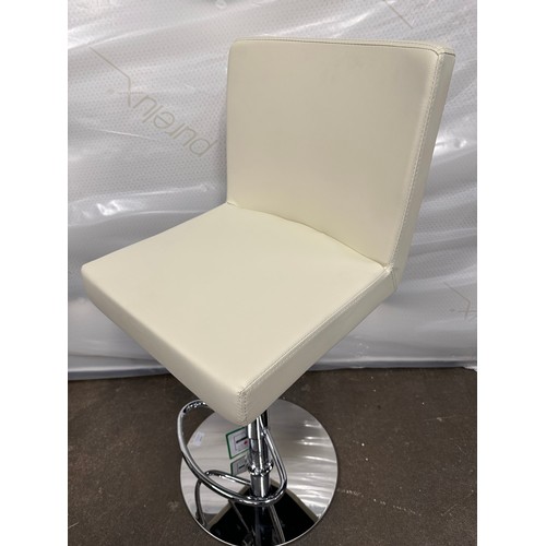 3189 - A pair of Alessa kitchen barstools cream (486-103,109) *This lot is subject to VAT
