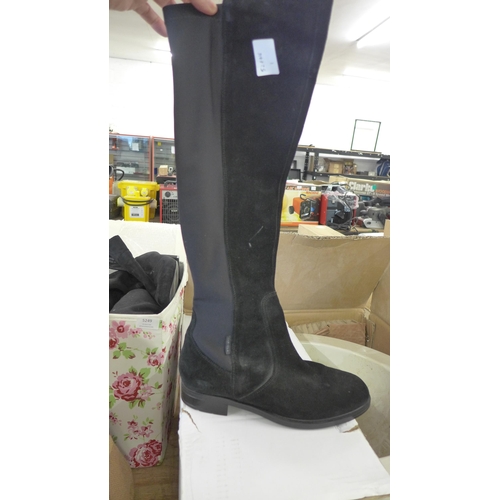 5249 - A quantity of assorted boots