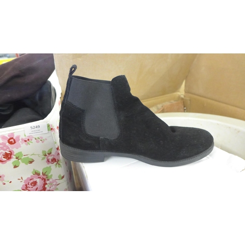 5249 - A quantity of assorted boots