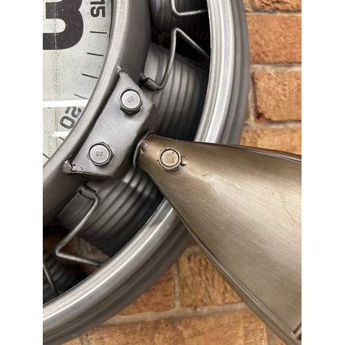 3218 - A large propeller clock