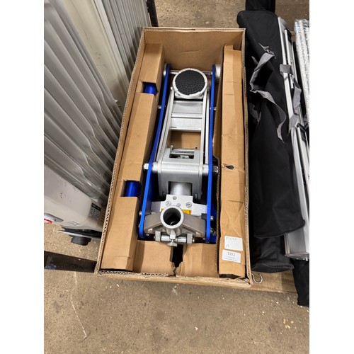 A boxed sample low entry aluminium garage jack *This lot is subject to VAT