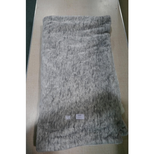 6389 - Faux fur ultimate throw  (354-426) *This lot is subject to VAT