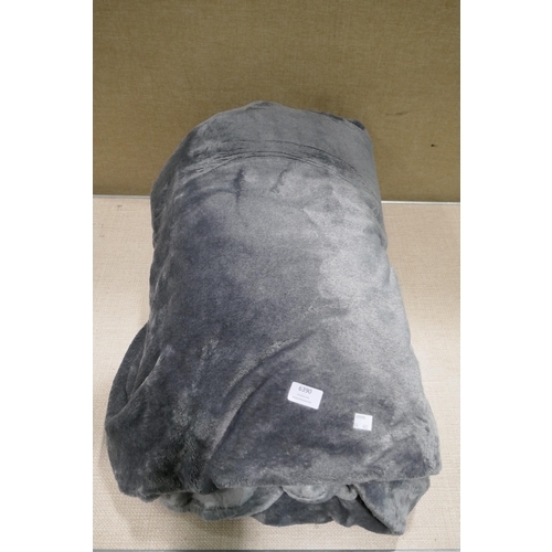 6390 - Plush family blanket 304x279cm (354-422) *This lot is subject to VAT