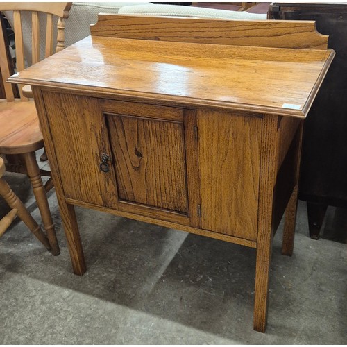 291 - An early 20th Century oak washstand